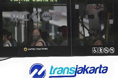 Warga menggunakan bus Transjakarta di Halte Bundaran HI, Jakarta, 30 Desember 2021. TEMPO/Muhammad Hidayat