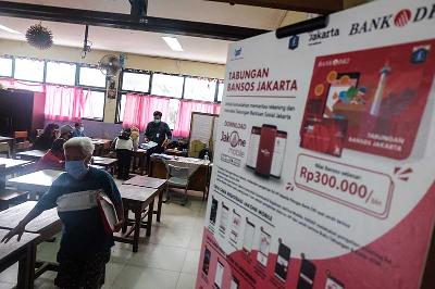 Warga mengambil Bantuan Sosial Tunai di Jakarta, 19 Januari 2021. Tempo/Hilman Fathurrahman W