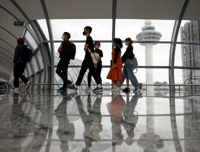 Penumpang di Bandara Changi, Singapura, 18 Januari 2021. REUTERS/Edgar Su