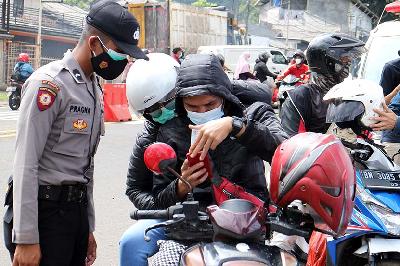 Polisi melakukan razia di jalur wisata Puncak, Kabupaten Bogor, Jawa Barat, 26 Desember 2021. ANTARA/Yulius Satria Wijaya