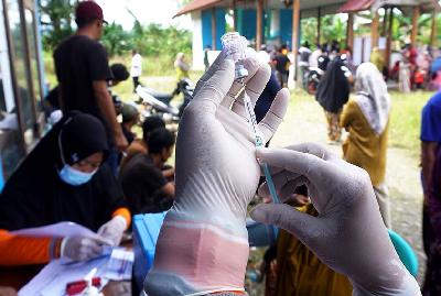 Tim kesehatan melakukan vaksinasi COVID-19 kepada warga yang akan melakukan pencoblosan kepala desa di TPS 2 Desa Bunde, Mamuju, Sulawesi Barat, 22 Desember 2021. ANTARA/Akbar Tado/aww.