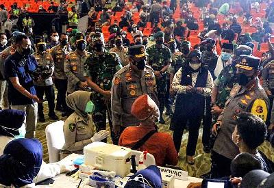 Kapolri Jenderal Pol Listyo Sigit Prabowo (kanan) meninjau pelaksanaan vaksinasi massal di SICC, Sentul, Kabupaten Bogor, Jawa Barat, 28 Desember 2021. ANTARA/Yulius Satria Wijaya