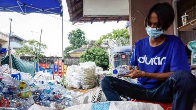 Penyortiran sampah bekas botol plastik oleh staff Duitin di tempat penampungan sementara, Petukangan, Jakarta Selatan, 10 Desember 2021. TEMPO/Ridho Fadilla 
