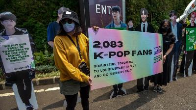 Fans K-Pop yang tergabung dalam kpop4planet menominasikan Tokopedia untuk gunakan 100 persen energi terbarukan pada tahun 2030,   di depan Tokopedia Tower, Jakarta, Jumat (1/10/2021). TEMPO/Tony Hartawan