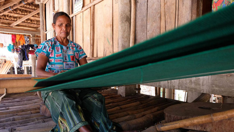 Seorang pengrajin menenun kain di kampung adat Prai Ijing, Desa Tebara, Waikabubak, Sumba Barat, Nusa Tenggara Timur.  ANTARA/Anis Efizudin