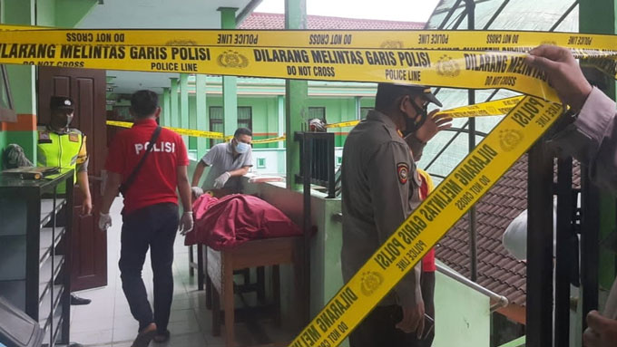 Petugas dari Kepolisian Resor Blitar Kota (Polresta Blitar) melakukan olah TKP bunuh diri pelajar di SMAN 1 Srengat, Kabupaten Blitar, 20 Desember 2021. Dok. Humas Polresta Blitar
