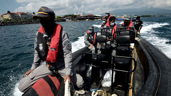 Personel Badan Keamanan Laut (Bakamla) melakukan patroli keamanan dan keselamatan laut di wilayah pesisir pantai Manado, Sulawesi Utara, 18 Juni 2021. ANTARA/Adwit B Pramono 