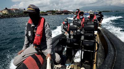 Personel Badan Keamanan Laut (Bakamla) melakukan patroli keamanan dan keselamatan laut di wilayah pesisir pantai Manado, Sulawesi Utara, 18 Juni 2021. ANTARA/Adwit B Pramono 