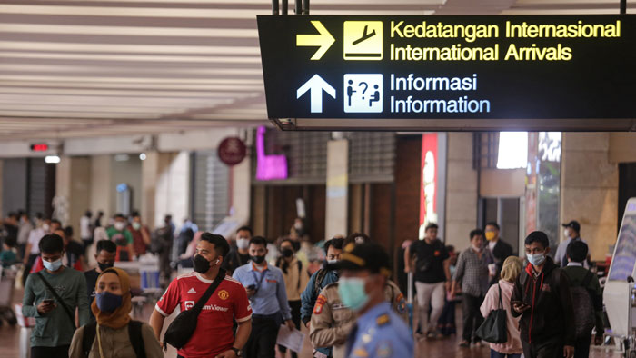 PT Angkasa Pura II mengoperasikan kembali Terminal 2F Bandara Soekarno-Hatta untuk kedatangan penumpang internasional guna mengantisipasi penumpukan penumpang terkait antisipasi masuknya virus corona varian B.1.1.529 alias Omicron , di Tangerang, Banten, 17 Desember 2021. ANTARA/Fauzan