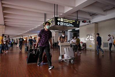 Sejumlah penumpang pesawat berjalan setibanya di Terminal 2 Kedatangan Domestik Bandara Internasional Soekarno-Hatta, Tangerang, Banten, 2 Januari 2022. ANTARA/Fauzan