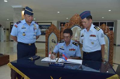 Wakil Gubernur Akademi Angkatan Udara (Wagub AAU) Marsma TNI Fachri Adamy (kiri) di Mako AAU, Yogyakarta, 2019. tni-au.mil.id