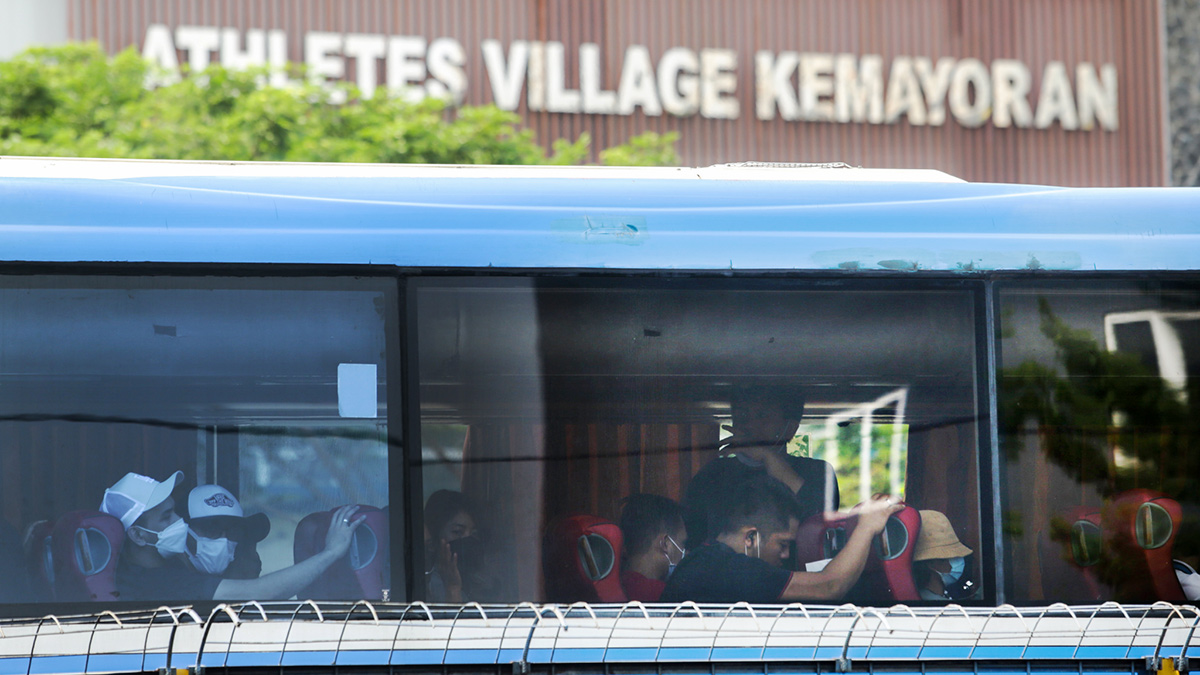 Indonesian citizens who have just arrived from overseas trips ride a bus to their quarantine location at the Athletes Dormitory Covid-19 Emergency Hospital in Kemayoran, Jakarta, December 17, 2021.
TEMPO/Hilman Fathurrahman W
