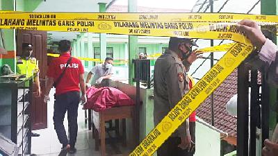Officers from the Blitar City Police investigate the scene where a student committed suicide at the state high school SMAN 1 Srengat, Blitar Regency, East Java, December 20, 2021. 
Blitar Police Public Relations Doc.
