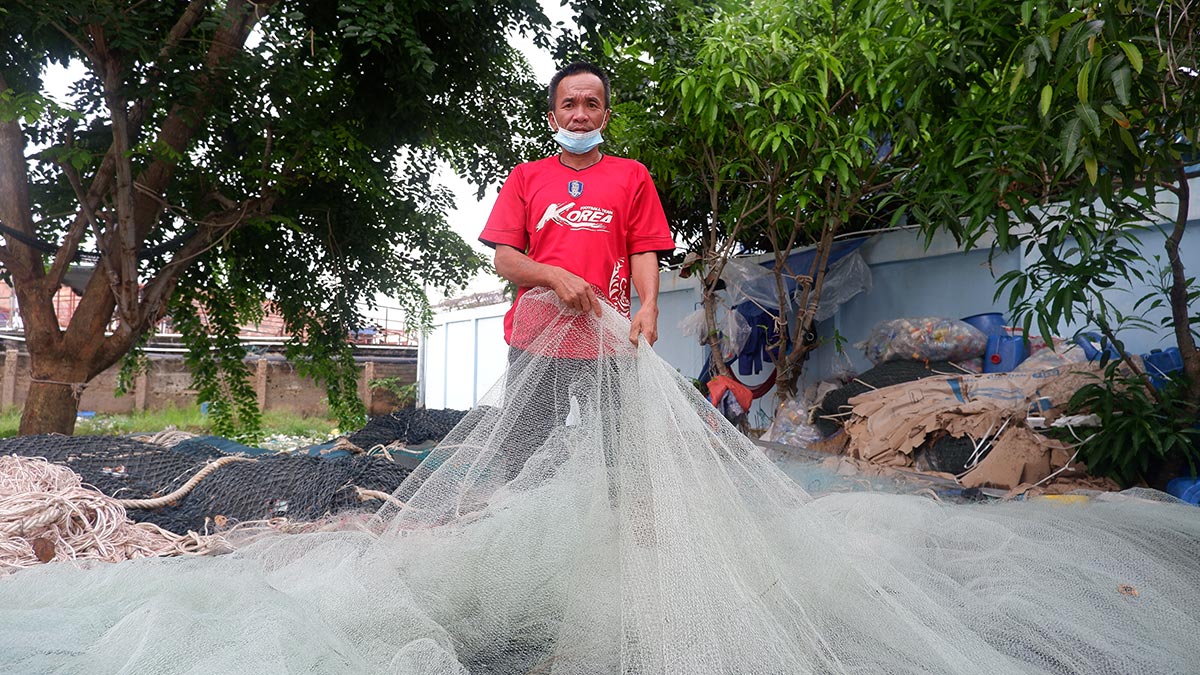 A Vietnamese fisherman shows a trawl net used to catch fish in the North Natuna Sea.
TEMPO/Yogi Eka Sahputra
