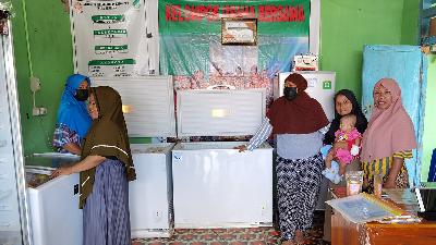 A women’s group in Tompe village, Donggala, South Sulawesi, forms a Joint Business Group to recover their daily life after the region was hit by the earthquake and tsunami in 2018.
TEMPO/Purwani Diyah Prabandari
