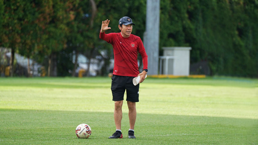 Shin Tae Yong gives directions to the Indonesian soccer players during a training session ahead of the 2020 AFF Cup Final match against Thailand in Singapore, December 28, 2021.
Bandung B Saputro
