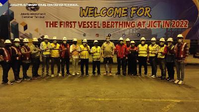 Penyambutan kapal perdana tahun 2022 di terminal JICT 1 Jakarta pada Sabtu, 1 Januari 2022.