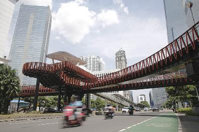 Kendaraan melintas di bawah Jembatan Penyeberangan Orang (JPO) Karet Sudirman, di Jalan Jenderal Sudirman, Jakarta  3 Januari 2021. TEMPO/Muhammad Hidayat