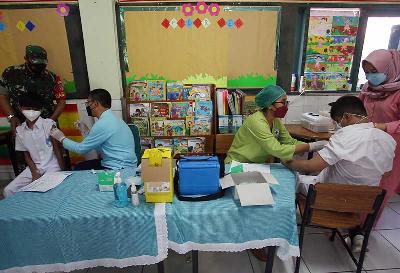 Tenaga kesehatan menyuntikkan vaksin COVID-19 ke murid sekolah dasar (SD) di SDI Al Azhar 5 Kebayoran Lama, Jakarta, 3 Januari 2022. ANTARA/Muhammad Iqbal