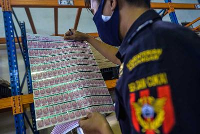 Petugas mengecek pita cukai rokok di Kantor Pusat Bea dan Cukai, Jakarta, 14 Desember 2021. Tempo/Tony Hartawan
