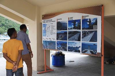 Pengunjung melihat rancangan pembangunan Waterfront City di Labuan Bajo, Kabupaten Manggarai Barat, Nusa Tenggara Timur, 21 November 2021. TEMPO/Nita Dian