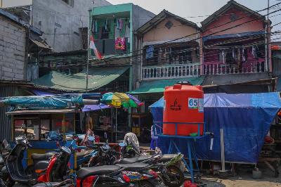 Penampung air milik warga kampung Jalan Lodan Raya di Gang Madrasah, Kampung Bandan, Jakarta Utara, 4 Januari 2022. TEMPO / Hilman Fathurrahman W