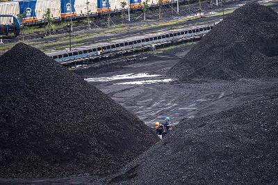 Pekerja memeriksa kualitas batu bara di area pengumpulan Dermaga Batu bara Kertapati milik PT Bukit Asam Tbk di Palembang, Sumatera Selatan, 4 Januari 2021. ANTARA/Nova Wahyudi