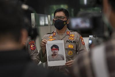 Polisi menunjukkan foto salah satu terduga teroris jaringan Jamaah Islamiyah (JI) Luwu Timur dalam konferensi pers di Mabes Polri, Jakarta, 1 Desember 2021. ANTARA/Aditya Pradana Putra