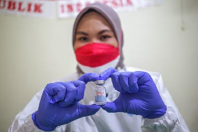 Vaksinator menunjukkan vaksin Moderna yang akan diberikan sebagai vaksin dosis ketiga atau booster di Rumah Sakit Umum Daerah (RSUD) Matraman, Jakarta, 6 Agustus 2021. TEMPO/Hilman Fathurrahman W