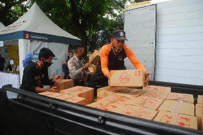 Petugas kecamatan mengambil kemasan dus berisi minyak goreng saat operasi pasar minyak goreng di Taman Dewi Sartika, Bandung, Jawa Barat, 3 Desember 2021. TEMPO/Prima mulia