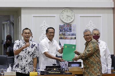 Ketua Badan Legislasi DPR RI Supratman Andi Agtas (kedua kiri) menerima naskah pandangan dari Fraksi PPP terkait pengambilan keputusan atas hasil penyusunan Rancangan Undang-Undang Tindak Pidana Kekerasan Seksual (RUU TPKS) di Ruang Badan Legislasli, Kompleks Parlemen, Senayan, Jakarta, 8 Desember 2021. TEMPO/M Taufan Rengganis