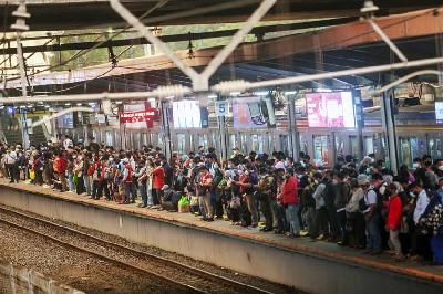Suasan pada calon penumpang menunggu kereta commuterline rute Tanah Abang - Rangkasbitung di peron Stasiun Tanah Abang, Jakarta Pusat, 5 Januari 2022. TEMPO / Hilman Fathurrahman W