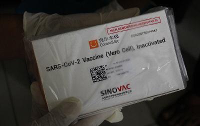 Petugas menunjukkan kotak berisi vaksin Covid-19 Sinovac di Gudang Farmasi Dinas Kesehatan Kota Surabaya, Surabaya, Jawa Timur, 14 Januari 2021. ANTARA/Didik Suhartono