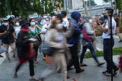 Warga berjalan di depan Stasiun Tanah Abang, Jakarta, 5 Januari 2022. TEMPO/ Hilman Fathurrahman W
