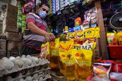 Penjualan sembako di pasar Tebet, Jakarta, 6 Januari 2022.Tempo/Tony Hartawan