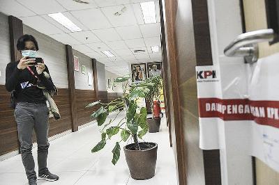 Ruang Dinas Perumahan Kawasan Permukiman dan Pertanahan (Disperkimtan) disegel oleh KPK di kantor pemerintahan Kota Bekasi, Jawa Barat, Kamis 6 Januari 2022. ANTARA/ Fakhri Hermansyah