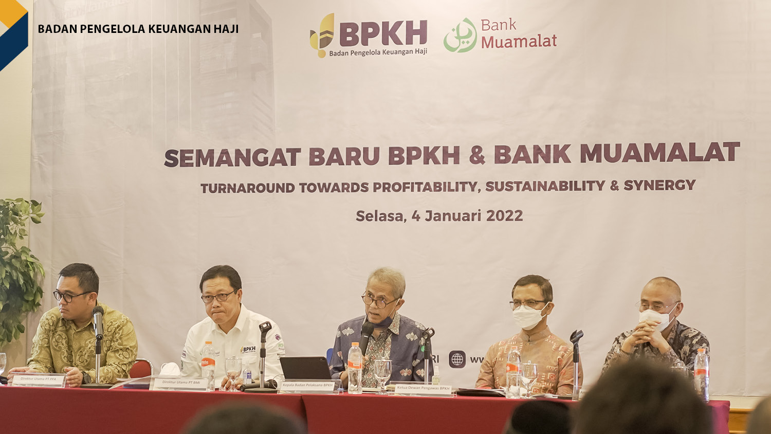 Konferensi pers Pengalihan saham melalui hibah dari para pemegang saham Bank Muamalat Indonesiakepada Badan Pengelola Keuangan Haji, 4 Januari 2022.