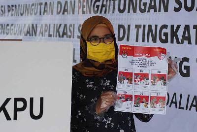 Simulasi pemungutan suara kepala daerah di Kabupaten Bandung, Jawa Barat, 21 November 2020.  TEMPO/Prima Mulia