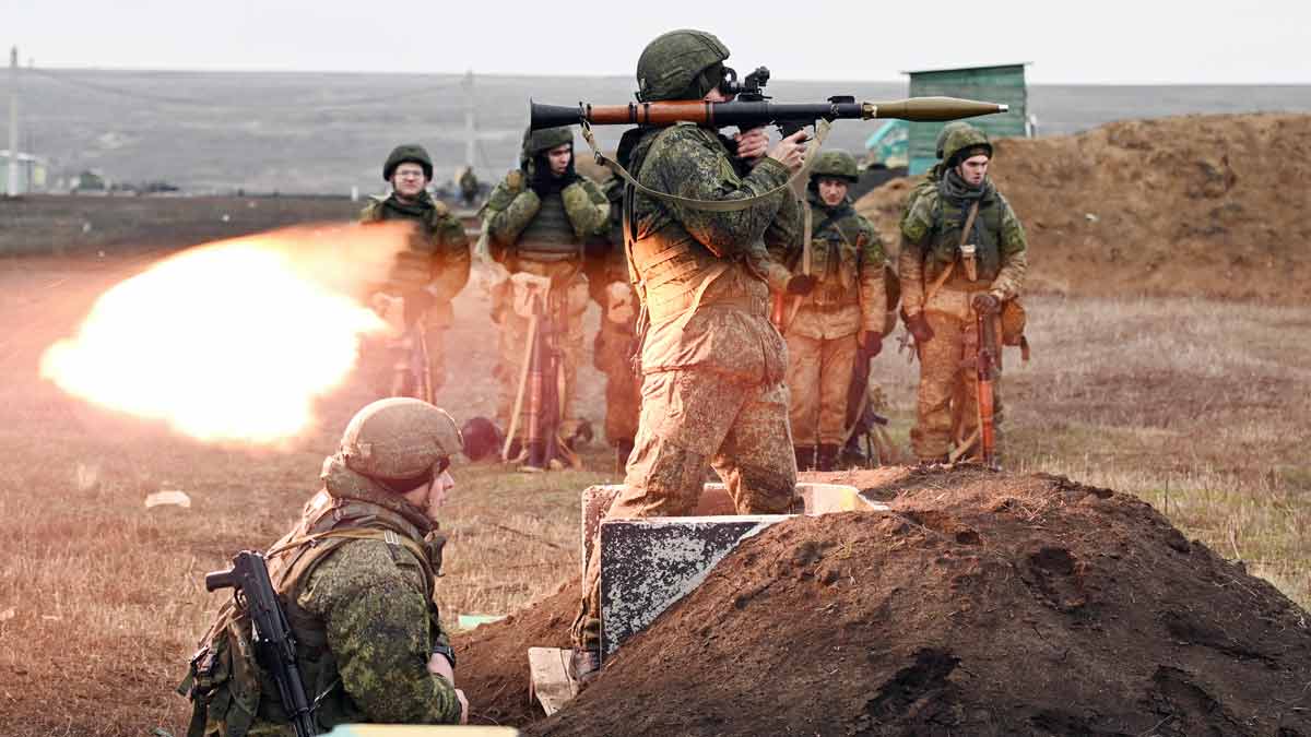 Angkatan bersenjata Rusia mengambil bagian dalam latihan tempur di wilayah Rostov, Rusia 14 Desember 2021. REUTERS/Sergey Pivovarov