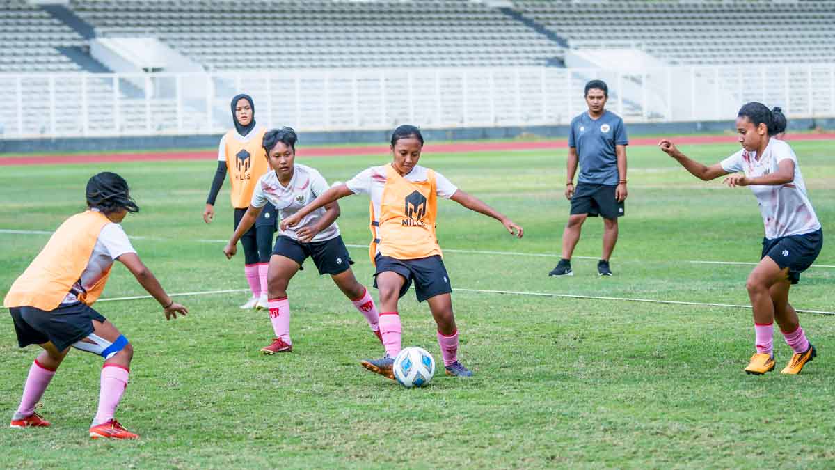 Pesepak bola Timnas Putri Indonesia berlatih sebagai persiapan untuk Piala Asia Wanita 2022, di Stadion Madya,  Senayan, Jakarta, 7 Januari 2022/ANTARA/Galih Pradipta