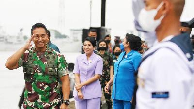 Panglima TNI Jenderal TNI Andika Perkasa usai meninjau kapal selam KRI Ardadedali-404 di Koarmada II, Surabaya, Jawa Timur,4 Desember 2021. ANTARA/Didik Suhartono