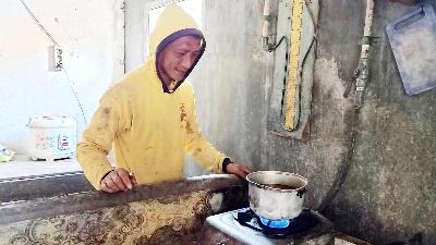 Cara kerja kompor biogas yang berasal dari kotoran sapi, di Bendrong, Desa Argosari, Jabung, Kabupaten Malang, Jawa Timur 31 Desember 2021/Tempo/Abdi Purnomo