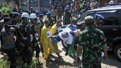 Anggota Polisi Militer Angkatan Darat mengawasi dua orang  tersangka saat rekonstruksi kecelakaan tabrak lari di Desa Ciaro, Nagreg, Kabupaten Bandung, Jawa Barat, 3 Januari 2022/ANTARA/Raisan Al Farisi