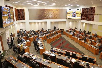 Menteri Keuangan Sri Mulyani mengikuti rapat kerja tentang pembahasan RUU tentang APBN tahun anggaran 2022 dengan Badan Anggaran DPR RI  di Kompleks Parlemen, Senayan, Jakarta, 28 September 2021. TEMPO/M Taufan Rengganis