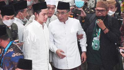 The elected Nahdlatul Ulama (NU) General Chairman for the 2021-2026 period, Yahya Cholil Staquf (center), in the 34th NU Congress at the University of Lampung, Lampung, December 24.
ANTARA FOTO/Hafidz Mubarak A
