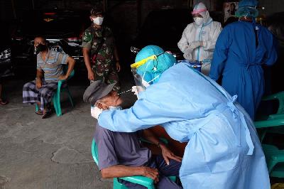 Petugas kesehatan melakukan tes usap kepada warga di kawasan Krukut, Taman Sari, Jakarta, 10 Januari 2022. TEMPO/Muhammad Hidayat