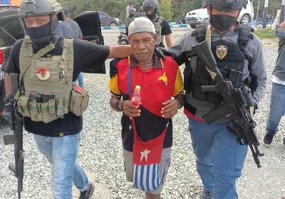 Satuan Tugas Operasi Nemangkawi menangkap Kelompok Kriminal Bersenjata (KKB) di Jayapura, Papua, 3 September 2021. Dok. Humas Polri
