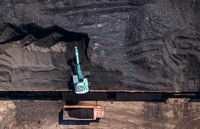 Aktivitas bongkar muat batu bara di dermaga KCN Marunda, Jakarta, 5 Januari 2022. TEMPO/Tony Hartawan