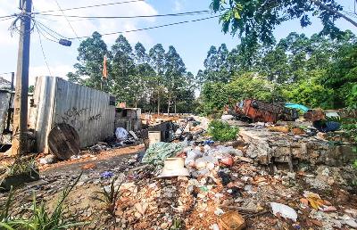 Lahan kosong yang dijadikan tempat pembuangan sampah di Tebet Timur, Jakarta, 9 Agustus 2021. TEMPO / Hilman Fathurrahman W