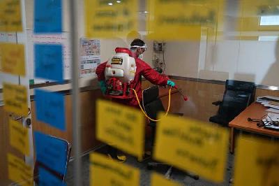 Penyemprotan disinfektan ruang kerja di Gedung DPRD DKI Jakarta, Juli 2020. TEMPO/Muhammad Hidayat